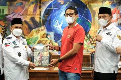Menteri Pariwisata dan Ekonomi Kreatif/Kepala Badan Pariwisata dan Ekonomi Kreatif, Sandiaga Salahuddin Uno, saat menerima audiensi jajaran pengurus DPP APDESI.