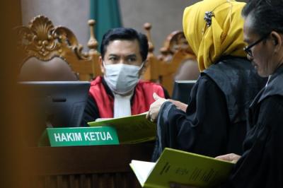 Sebelumnya jaksa penuntut umum telah menuntut hukuman pada para terdakwa 12 bulan rehabilitasi pada sidang sebelumnya.