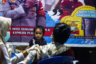 Polsekta Plaju Palembang mengelar nobar sambil vaksin Covid-19, Rabu (29/12/2020) di halaman Mapolsekta Plaju Palembang.