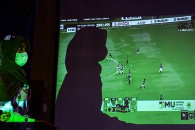 Polsekta Plaju Palembang mengelar nobar sambil vaksin Covid-19, Rabu (29/12/2020) di halaman Mapolsekta Plaju Palembang.
