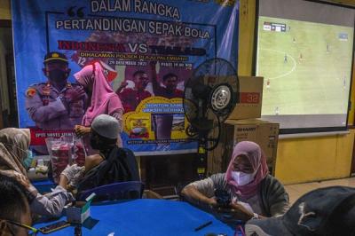 Polsekta Plaju Palembang mengelar nobar sambil vaksin Covid-19, Rabu (29/12/2020) di halaman Mapolsekta Plaju Palembang.