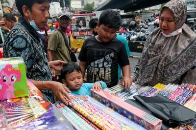 Warga berburu kembang api jelang perayaan malam tahun baru 2022 di Pasar Asemka, Jakarta Barat, Kamis (30/12/2021).