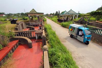 Pedagang Es Selendang Mayang Bang Hafidz dengan menggunakan Moto Listrik (MOLIS) dari PLN Peduli melayani pembeli di kawasan Makam Tionghoa di Cimanggis.