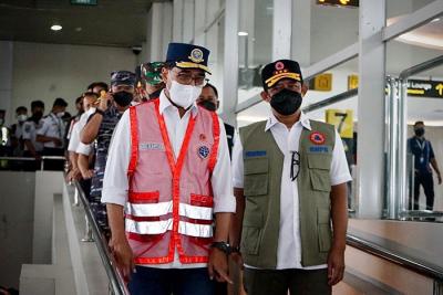 Ketua Satuan Tugas Penanganan Covid-19 Letjen TNI Suharyanto bersama Menteri Perhubungan Budi Karya Sumadi meninjau Terminal 2 Bandara Internasional Juanda.