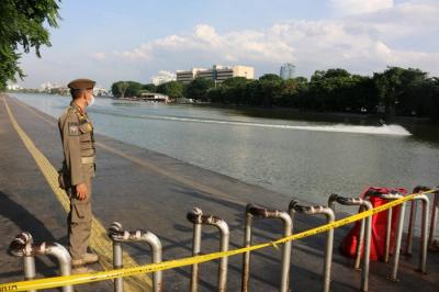 Petugas Satpol PP berjaga di kawasan Danau sunter yang ditutup di Jakarta Utara, Jumat (31/12/2021).