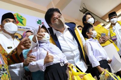 Menko Perekonomian Airlangga Hartarto meninjau Program Vaksinasi Anak di SDN 05, Kemanggisan, Jakarta Barat, Jumat (31/12/2021).