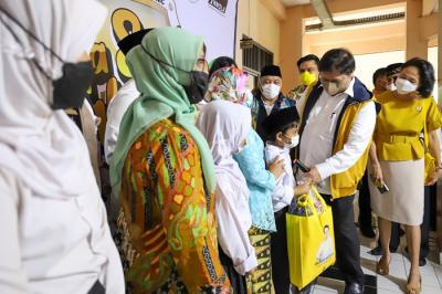 Menko Perekonomian Airlangga Hartarto meninjau Program Vaksinasi Anak di SDN 05, Kemanggisan, Jakarta Barat, Jumat (31/12/2021).