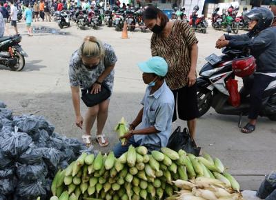 Pedagang jagung melayani pembeli di kawasan Pasar Ikan Muara Angke, Jakarta Utara, Jumat (31/12/2021).