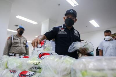 Petugas merapihkan barang bukti narkotika jenis sabu usai menggelar rilis akhir tahun di Polres Metro Jakarta Pusat, Jumat (31/12/2021).