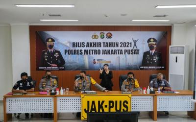 Petugas merapihkan barang bukti narkotika jenis sabu usai menggelar rilis akhir tahun di Polres Metro Jakarta Pusat, Jumat (31/12/2021).