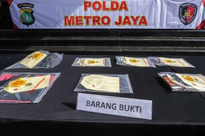 Kepolisian menunjukan foto artis Cassandra Angelie saat rilis kasus prostitusi online di Direktorat Reserse Kriminal Umum Polda Metro Jaya.