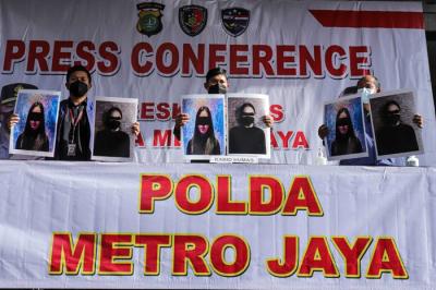 Kepolisian menunjukan foto artis Cassandra Angelie saat rilis kasus prostitusi online di Direktorat Reserse Kriminal Umum Polda Metro Jaya.