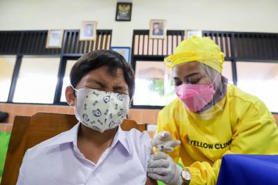 Anak-anak sekolah usia 6-11 Tahun mengikuti vaksinasi Covid-19 di SDN 05 Kemanggisan, Jakarta Barat, Jumat (31/12/2021).
