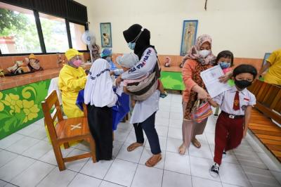Anak-anak sekolah usia 6-11 Tahun mengikuti vaksinasi Covid-19 di SDN 05 Kemanggisan, Jakarta Barat, Jumat (31/12/2021).