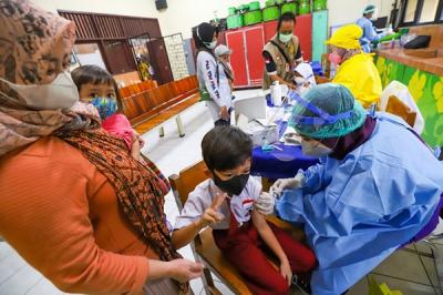 Anak-anak sekolah usia 6-11 Tahun mengikuti vaksinasi Covid-19 di SDN 05 Kemanggisan, Jakarta Barat, Jumat (31/12/2021).