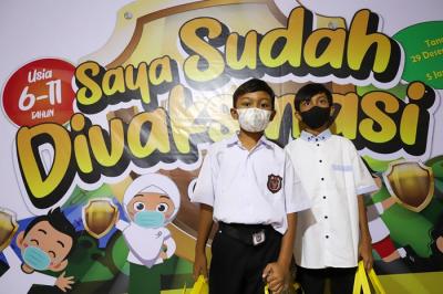 Anak-anak sekolah usia 6-11 Tahun mengikuti vaksinasi Covid-19 di SDN 05 Kemanggisan, Jakarta Barat, Jumat (31/12/2021).
