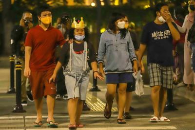Petugas gabungan membubarkan kerumunan warga saat pemberlakukan Crowd Free Night di Kawasan Bundaran HI, Jakarta Pusat, Jumat (31/12/2021).