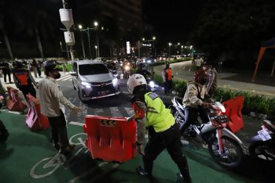Petugas gabungan menutup akses jalan menuju Bundaran Hotel Indonesia dari Jalan Imam Bonjol, Jakarta, Jumat (31/12/2021).