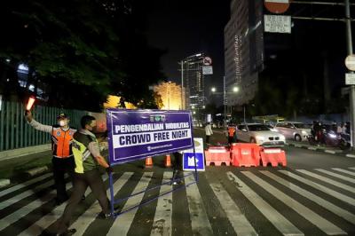 Petugas gabungan menutup akses jalan menuju Bundaran Hotel Indonesia dari Jalan Imam Bonjol, Jakarta, Jumat (31/12/2021).