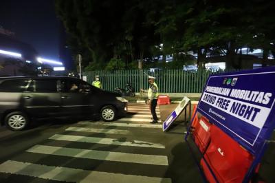Petugas gabungan menutup akses jalan menuju Bundaran Hotel Indonesia dari Jalan Imam Bonjol, Jakarta, Jumat (31/12/2021).