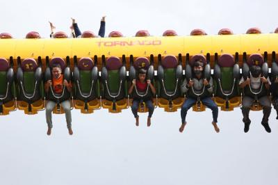 Pengunjung menikmati salah satu wahana permainan saat berwisata di Dunia Fantasi, Ancol, Sabtu (1/1/2022).