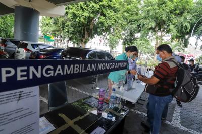 Penumpang melakukan Rapid Tes Antigen di Stasiun Gambir, Jakarta Pusat, Sabtu (1/1/2022).