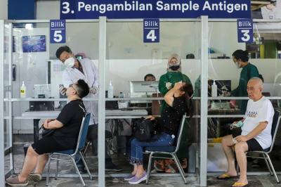 Penumpang melakukan Rapid Tes Antigen di Stasiun Gambir, Jakarta Pusat, Sabtu (1/1/2022).