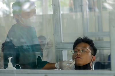 Penumpang melakukan Rapid Tes Antigen di Stasiun Gambir, Jakarta Pusat, Sabtu (1/1/2022).