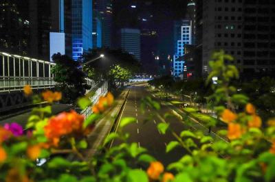 Suasana sepi saat malam pergantian tahun di Jalan Sudirman, Jakarta Pusat, Sabtu (1/1/2022).