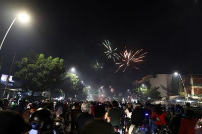 Suasana pesta kembang api saat malam tahun baru di kawasan Tanah Abang, Jakarta, Sabtu (1/1/2022).