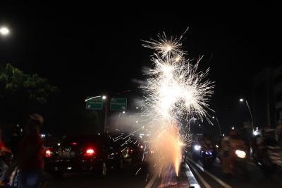 Suasana pesta kembang api saat malam tahun baru di kawasan Tanah Abang, Jakarta, Sabtu (1/1/2022).