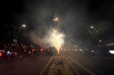Suasana pesta kembang api saat malam tahun baru di kawasan Tanah Abang, Jakarta, Sabtu (1/1/2022).