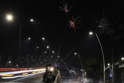 Suasana pesta kembang api saat malam tahun baru di kawasan Tanah Abang, Jakarta, Sabtu (1/1/2022).