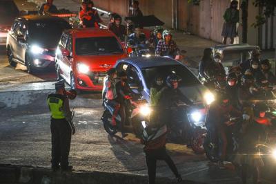 Menjelang malam pergantian tahun baru 2022 akses Jembatan Ampera ditutup, Jumat (31/12/2021).