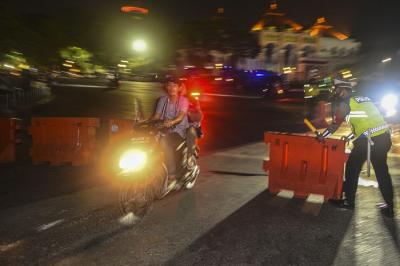 Menjelang malam pergantian tahun baru 2022 akses Jembatan Ampera ditutup, Jumat (31/12/2021).