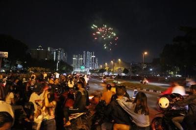 Warga merayakan malam pergantian tahun baru di kawasan flayover Kemayoran, Jakarta, Sabtu (1/1/2022).