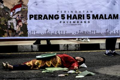 Penampilan Teatrikal perang melawan Belanda ditampilkan di Bundaran Air Mancur, Palembang, Sabtu (1/1/2022).