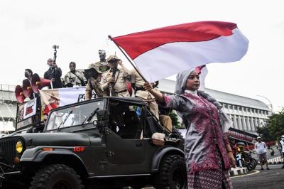 Penampilan Teatrikal perang melawan Belanda ditampilkan di Bundaran Air Mancur, Palembang, Sabtu (1/1/2022).