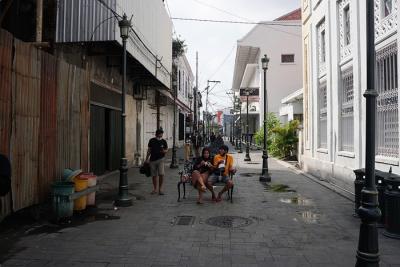 Sejumlah pengunjung menikmati liburan tahun baru di kawasan Kota Lama Semarang, Jawa Tengah, Sabtu (1/1/2022).