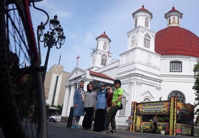 Sejumlah pengunjung menikmati liburan tahun baru di kawasan Kota Lama Semarang, Jawa Tengah, Sabtu (1/1/2022).