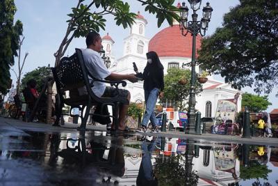 Sejumlah pengunjung menikmati liburan tahun baru di kawasan Kota Lama Semarang, Jawa Tengah, Sabtu (1/1/2022).
