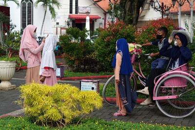 Sejumlah pengunjung menikmati liburan tahun baru di kawasan Kota Lama Semarang, Jawa Tengah, Sabtu (1/1/2022).