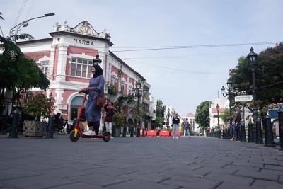 Sejumlah pengunjung menikmati liburan tahun baru di kawasan Kota Lama Semarang, Jawa Tengah, Sabtu (1/1/2022).