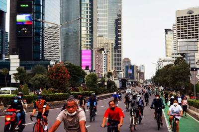 Aktivitas warga saat berolahraga pada minggu pertama tahun baru 2022 di Jalan Sudirman, Jakarta Pusat, Minggu (2/1/2022).