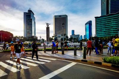Aktivitas warga saat berolahraga pada minggu pertama tahun baru 2022 di Jalan Sudirman, Jakarta Pusat, Minggu (2/1/2022).