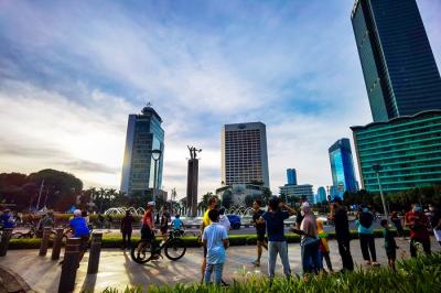 Aktivitas warga saat berolahraga pada minggu pertama tahun baru 2022 di Jalan Sudirman, Jakarta Pusat, Minggu (2/1/2022).