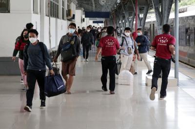 Penumpang kereta api Sawunggalih dari Kutoarjo tiba di Stasiun Pasar Senen, Jakarta, Senin (3/1/2022).