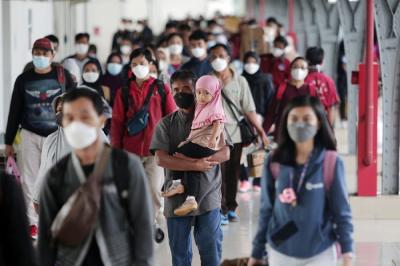 Penumpang kereta api Sawunggalih dari Kutoarjo tiba di Stasiun Pasar Senen, Jakarta, Senin (3/1/2022).