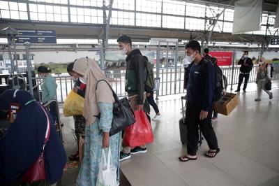 Penumpang kereta api Sawunggalih dari Kutoarjo tiba di Stasiun Pasar Senen, Jakarta, Senin (3/1/2022).