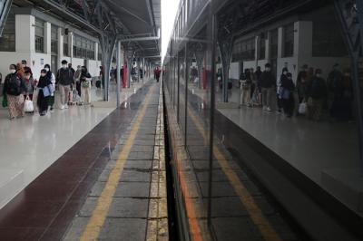 Penumpang kereta api Sawunggalih dari Kutoarjo tiba di Stasiun Pasar Senen, Jakarta, Senin (3/1/2022).
